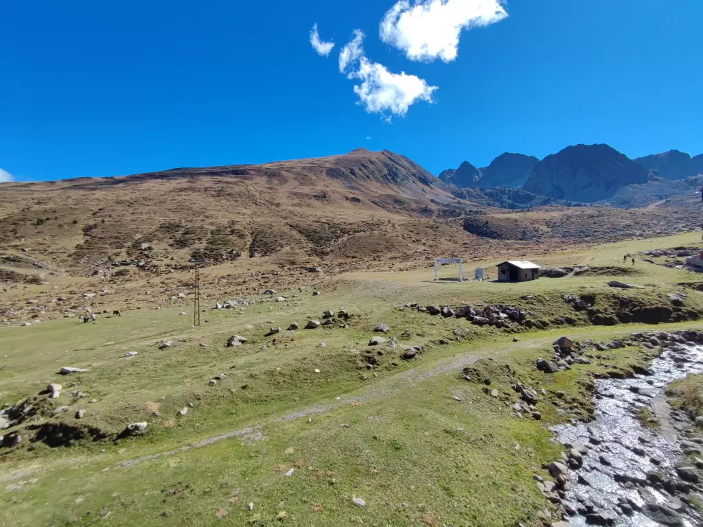 Apartament amb vistes a la muntanya de dos dormitoris, també disposa de dos lavabos i equipament complet. Es troba, com tots els nostres apartaments, a peu de pistes. HUT2-006059