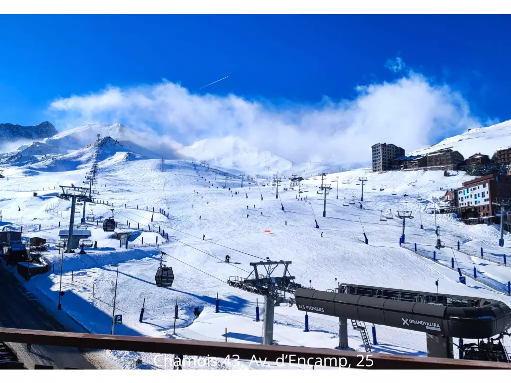 Aquest estudi lluminós amb balcó i una àmplia vista de les pistes té capacitat per a 4 persones. Reformat, està situat al peu de totes les comoditats. HUT2-005745