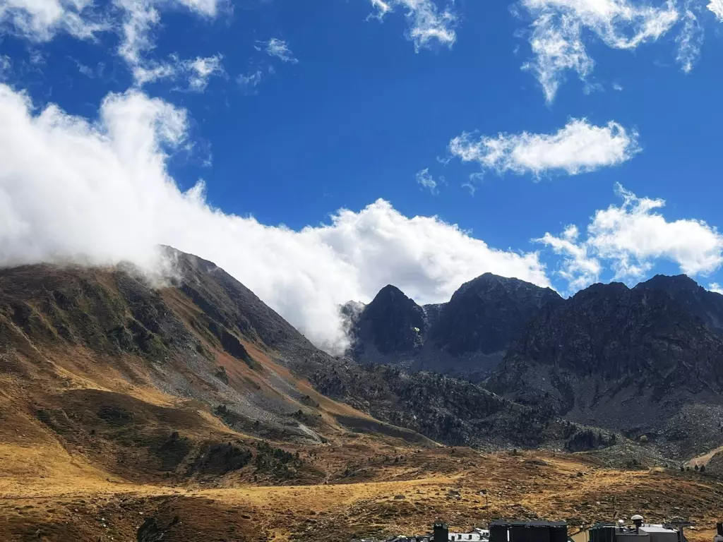 Aquest estudi amb gran balcó i vista panoràmica està completament equipat (forn, rentaplats...). Pot acollir fins a 4 persones a 30 metres del telecadira TSD4 La Solana. Situat en un edifici tranquil i recentment reformat, és ideal per a una família. HUT2-005946
