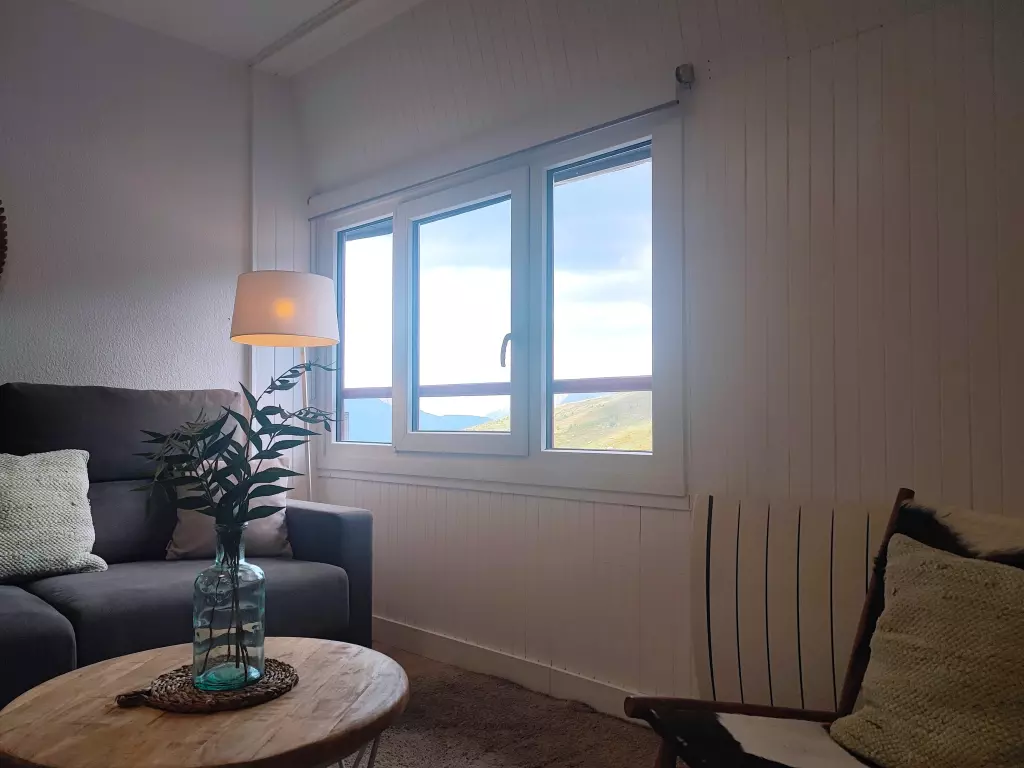 Aquest estudi lluminós, decorat amb bon gust i amb unes vistes precioses a la muntanya, us dóna una càlida benvinguda al peu de les pistes. Totalment equipat per al vostre confort, també disposa d’un armari per a esquís. La seva ubicació privilegiada us permetrà accedir fàcilment a totes les comoditats del poble.