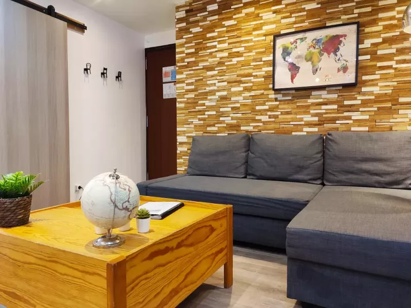 Studio coquet au centre du Pas de la Casa rénové avec goût, juste en bas des escaliers montant au télésiège Solana, peut accueillir jusqu’à 3 personnes (un canapé d’angle avec méridienne transformable en lit 140 x 190 et un lit simple 85 x 190) HUT2-007908