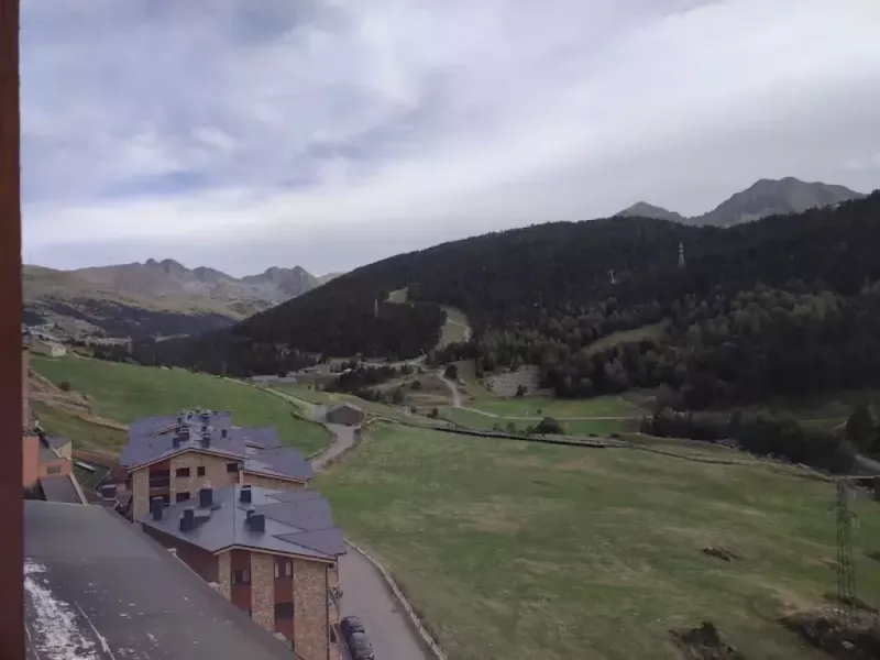 Ce studio situé au calme dans le village de Bordes d'Envalira vous reposera avec son balcon vue montagne. Son orientation en fait un endroit privilégié pour apprécier les vues sur le Montmalus. Rénové et équipé généreusement c'est un point de départ idéal pour le ski comme pour les randonnées. HUT1-008229