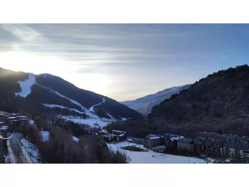 Situé sur les hauteurs de la Pleta de Soldeu, cet appartement jouit d’une vue sur la vallée. Equipé pour 4 personnes avec un lit 150 dans la chambre, vous bénéficierez également d’une place de parking couverte dans l’immeuble ainsi que d’un placard à ski. HUT2-006473