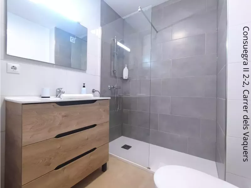 Cet ample studio avec balcon et accès direct aux pistes acceuille jusqu'à 4 personnes. En plus de son équipement complet il dipose également d'un lave linge. HUT2-008117