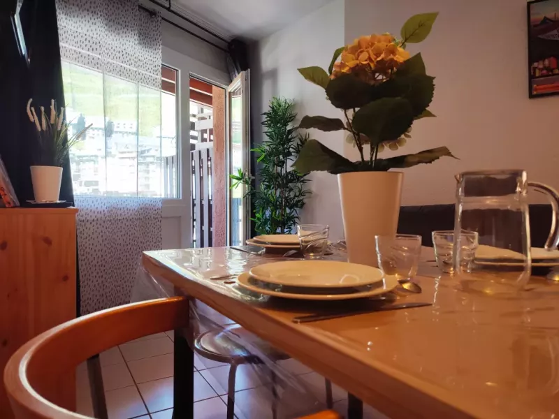 Ce studio avec balcon vue pistes & montagne acceuille jusqu'à 4 personnes. Il dispose d'un garde ski et est situé dans une zone calme du village avec un accés direct aux pistes. HUT2-005806