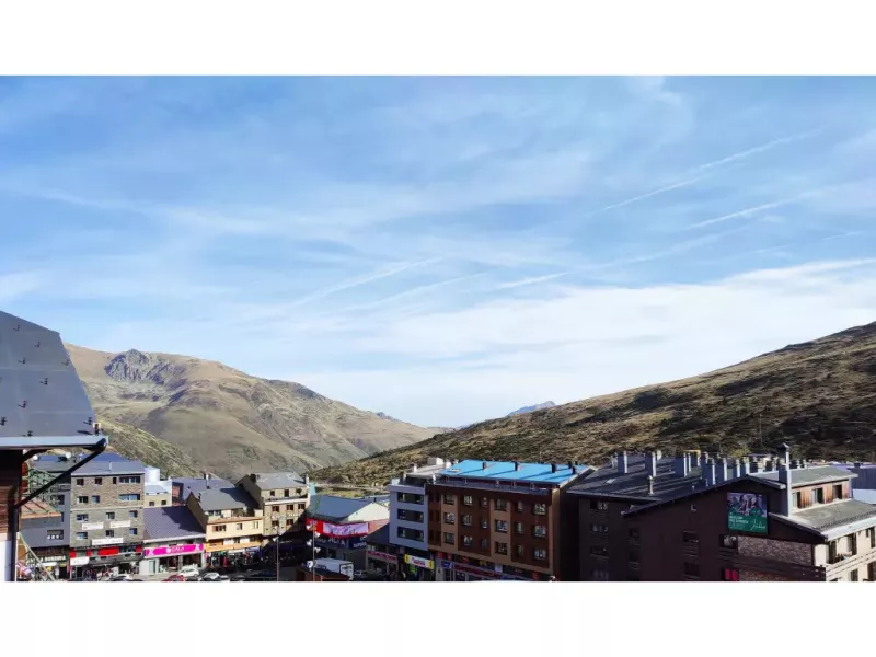 Magnifique appartement en duplex, une chambre, avec une grande mezzanine (hauteur minimum de 2,40 mètres), vous profiterez d'une grande douche à l'entrée, d'un équipement ultra-complet et d'une vue sur les montagnes. Idéal pour les familles, vous pourrez même profiter d'une petite bibliothèque et de jeux pour enfants. HUT2-007976