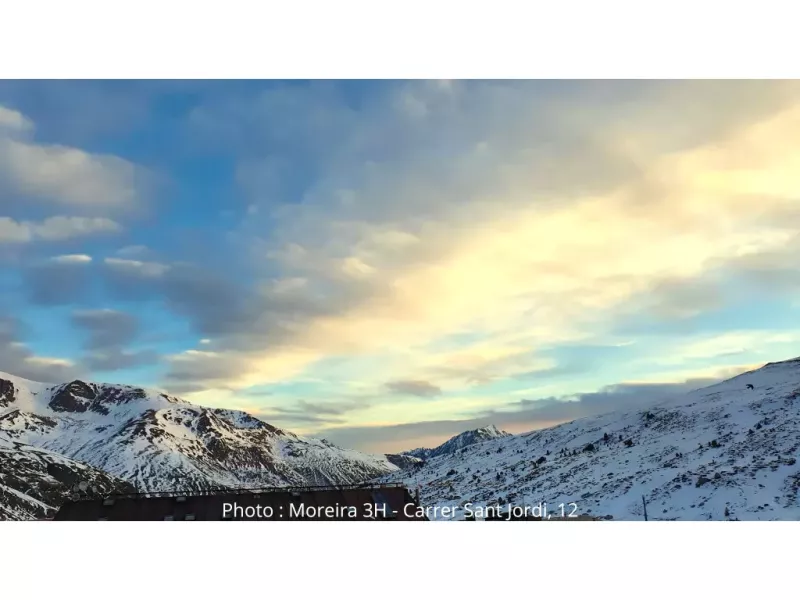 Cet appartement une chambre situé dans un immeublé résidentiel des plus calmes dispose d'une large vue montagne depuis le salon comme de la chambre. Confortable et bien équipé il acceuillera idéalement une famille jusqu'à 4 personnes avec toutes les comodités. HUT2-007847