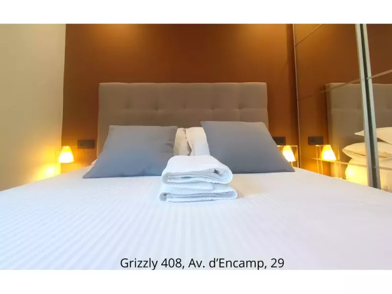 Fraîchement rénové, cet appartement une chambre avec balcon est richement équipé (TV 40 pouces salon & chambre, appareil à raclette, lave vaisselle, four…) et ne dispose que de lits avec sommiers à lattes. Vous pourrez donc loger confortablement à 5 en pied de pistes et profiterez d'une isolation accoustique. HUT2-006093