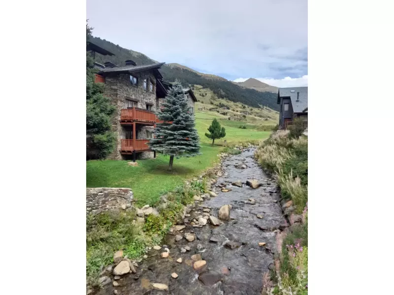 A l'entrée d'une des plus belle vallée d'Andorre se trouve ce studio avec parking privé couvert. Un balcon donnant sur la cour interieure où passe le Riu Incles vous permettra de profiter de la vue inégalable de ce lieu privilégié, départ de randonnées et d'acces au plus grand lac naturel d'Andorre : Juclar ainsi qu'aux refuges de Siscaro, Cabana Sorda etc… HUT2-005841 