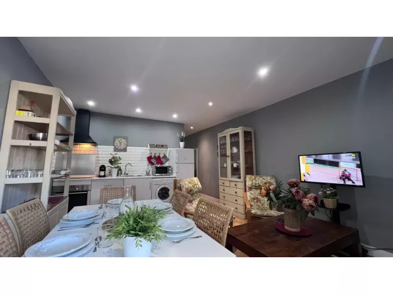 Studio avec deux chambres ouvertes et balcon pouvant acceuillir jusqu'à 5 personnes en pied de pistes.Cet appartement dispose d'un équipement complet : lave-linge, lave-vaisselle, placard à ski juste devant l'appartement… HUT2-006434