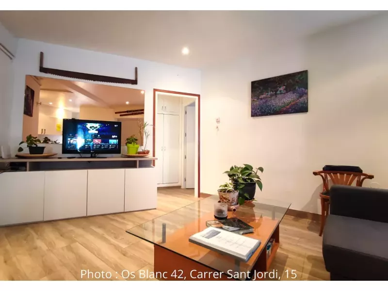 Cet ample appartement de 62m2 acceuille jusqu'a 5 personnes. Completement equipe et lumineux il se trouve dans un immeuble residentiel calme du centre du village. HUT2-008292