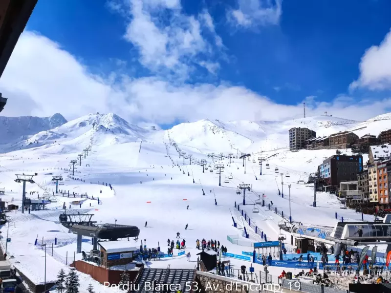 Ce duplex atic avec vue pistes est situe juste en face des caisses de Grandvalira. Doté de deux salles de bains complètes, il peut acceuillir jusqu'à 6 personnes.Vous disposerez d'un lave vaisselle et d'un placard à ski sur le palier. HUT2-006055