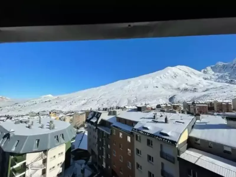Duplex non fermé de deux chambres. Vue montagne et deux velux dans cet appartement au style montagnard où chaque chambre dispose d'un velux permettant de les inonder de lumière. Cuisine très bien équipée (lave vaisselle, double machine à café : filtre et professionnelle, appareil à raclette…), placard à ski ainsi que jeux pour un séjour en famille réussi. HUT2-005947