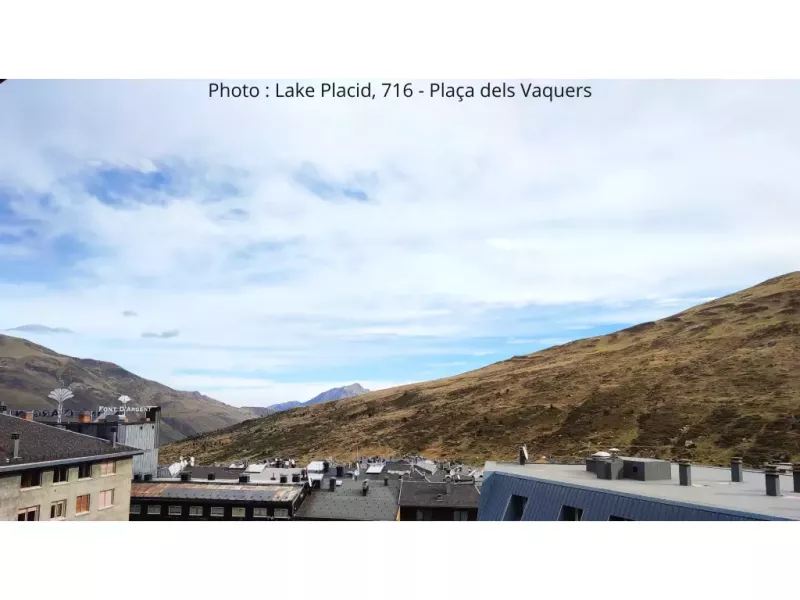 Ce studio lumineux, décoré avec goût vous accueille chaleureusement au pied des pistes avec un équipement complet. Il dispose d’un placard à ski et d’une vue montagne. Son emplacement vous permettra d’accéder rapidement à toutes les commodités du village. HUT2-006403