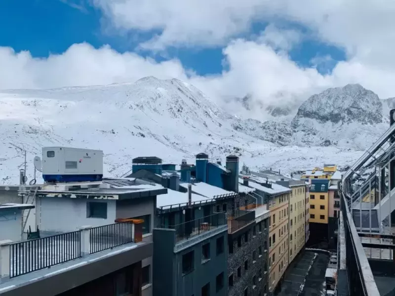 Ce magnifique appartement deux chambres vous permettra de profiter d’une large terrasse exposée sud est avec vue montagne. Vous disposerez également d’un équipement superieur : four, cafetière à capsule, lave-linge/sèche-linge etc… HUT2-005807